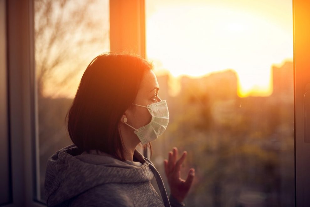 mujer-mirandoventana